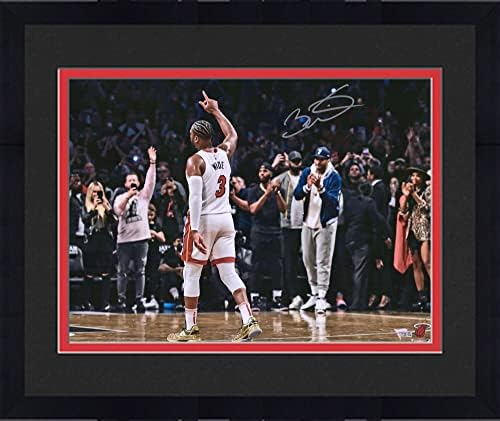 Обвити в фоторамка Дуэйна Уейд Маями Хийт, Размер 16 x 20 см с автограф В Финалната игра - Снимки на НБА с автограф