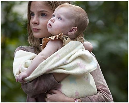 Брайтън Шарбино в ролята на Лизи с детето на ръце от филма Ходещи мъртъвци с Размери 8 х 10 см